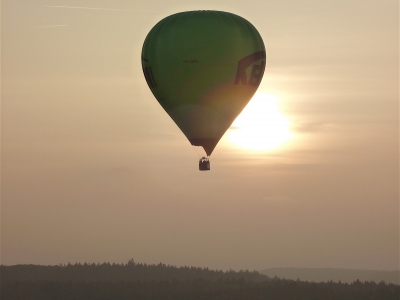 Kermi Ballon vor der Sonne